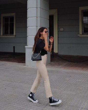 Leather White Pants of Maria Tere­sa Valdes on the In­sta­gram ac­count @mar­valdel #Leather #White #Pants of #MaríaValdés  #In­sta­grampic #@mar­valdel   #fashion #outfits" Converse Fits, Converse High Top, Skor Sneakers, Casual Outfit Ideas, Streetwear Casual, Outfits With Converse, Mode Casual, Nov 2, Moda Vintage