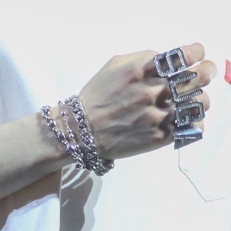 𝖑𝖚𝖑𝖆⁷ 🗡 yoongi world domination🌏 on Twitter: "sometimes i really think that yoongi… " Yoongi's Hands, How To Wear Rings, Bare Minimum, Min Yoongi Bts, Hand Ring, Min Suga, World Domination, Bts Yoongi, Pretty Earrings