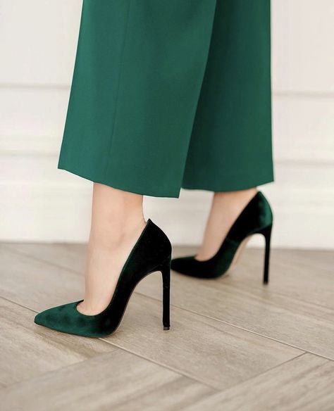 Couture Dior, Roller Shoes, Cute Shoes Heels, Velvet Heels, Heels Classy, Girly Shoes, Green Pants, Pretty Shoes, Dream Shoes