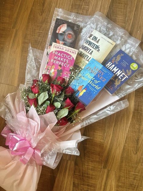 Book Bouquet Gift, Booklover Birthday, Book Corner Ideas Bedroom, Book Bouquet, Love Scrapbook, Flower Gift Ideas, Creative Diy Gifts, Birthday Inspo, Book Flowers