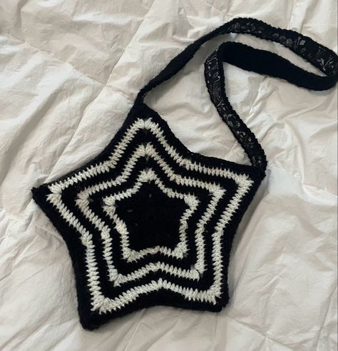 Crochet Black Aesthetic, Black Bag Crochet, Black And White Crochet Projects, Emo Crochet Bag, Crochet Inspo Bag, Crochet Ideas With Black Yarn, Black Things To Crochet, Cross Body Crochet Bag, Black And White Crochet Ideas