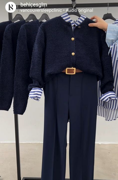 Taupe Outfit Color Combinations, Blue Trouser Outfit Women, Rainy Day Office Outfit, Navy Blue Sweater Outfit, Business Casual Work Outfits, Winter Outfits 2024, Outfit Ideas Winter, Stile Boho Chic, Look Zara