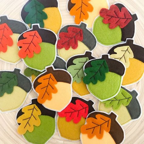 Hanging Shelf Decor, Oak Tree Leaves, Felt Acorn, Felt Template, Fall Ornaments, Felted Acorns, Acorn Ornaments, Yarn Hanging, Woodland Nursery Theme