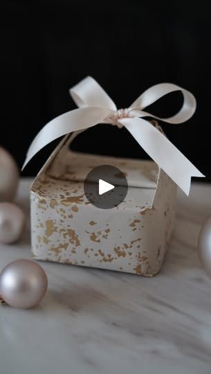 Gift Packing Ideas For Men, Small Gift Wrapping Ideas, Gift Instagram, Creative Gift Wraps, Gift Wrapping Inspiration, Holiday Wrapping, Present Christmas, Holiday Wrap, Wrapping Gifts