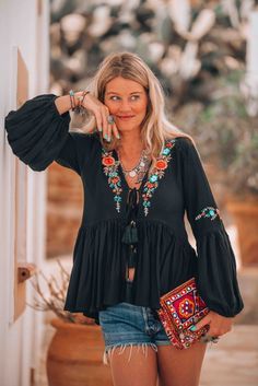 The ultimate bohemian Ibiza look you can create so easily yourself! Check out these 2 looks you just have to try this summer. Bohemian Casual Outfits, Boho Tops Summer, Look Boho Chic, Outfits 2000s, Ibiza Outfits, Estilo Hippie, Boho Style Outfits, Ibiza Fashion, Bohemian Tops