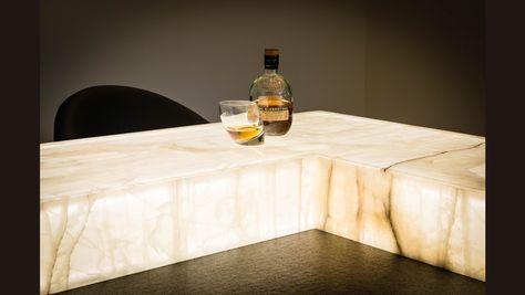 Bar In Dining Room, Backlit Marble, Alabaster Lighting, Bar Plans Diy, Onyx Bar, Basement Bar Plans, Bar Restaurant Interior, Bar Counter Design, Marble Bar