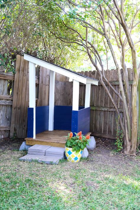 How to install shingles on a playhouse roof. If you're looking to build a backyard playhouse for your kids this summer, this post will walk you through all of the details of how to do it! This simple playhouse is easy to build and you'll be amazed at how simple it is to shingle a roof! #diy #diyproject #summer #backyard #playhouse #diyplayhouse #roofing #diyroof #backyardplayhouse Toddler Outdoor Playhouse, Playhouse Roof, Diy Outdoor Playhouse, Simple Playhouse, Kids Indoor Playhouse, Backyard Fort, Kids Playhouse Outdoors, Backyard Kids, Backyard Kids Play Area