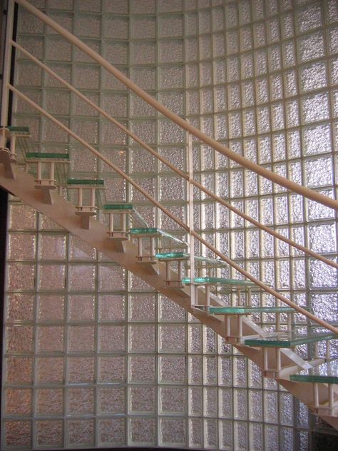 Escalera de Vidrio - Vitroblock Vitroblock Ideas, Interior 2024, Arch Ideas, Brick Arch, Tile Stairs, Glass Staircase, Vintage Interior Design, Glass Brick, Mediterranean Food