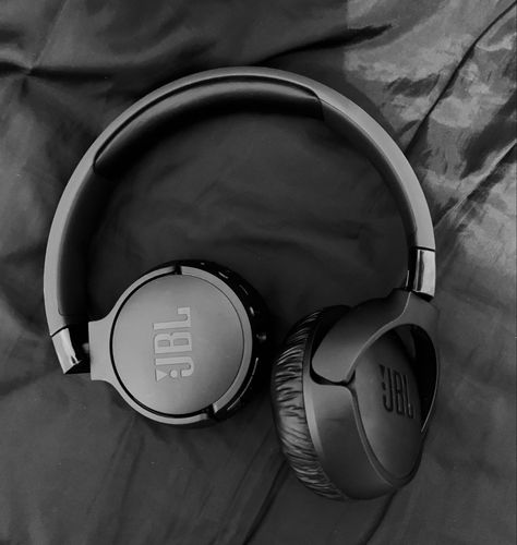 Jbl Black Headphones, Headphones Jbl, Headphone Aesthetic, Jbl Headphones, Black Headphones, Earbud Headphones, I Love Books, Black Aesthetic, Love Book