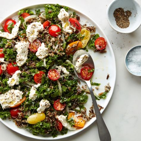 Massaged Kale with Tomatoes, Creamed Mozzarella, and Wild Rice Epicurious Recipes, Roasted Tomato Pasta, Massaged Kale, Vegetarian Salads, Ideas Videos, Best Salad Recipes, Videos Cooking, Cheat Day, Vegetarian Meals