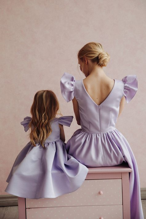 Mommy Daughter Dresses, Mommy Daughter Photos, Mother Daughter Photoshoot, Mom Daughter Outfits, Mommy Daughter Outfits, Mother Daughter Fashion, Mother Daughter Matching Outfits, Mom And Daughter Matching, Mother Daughter Outfits