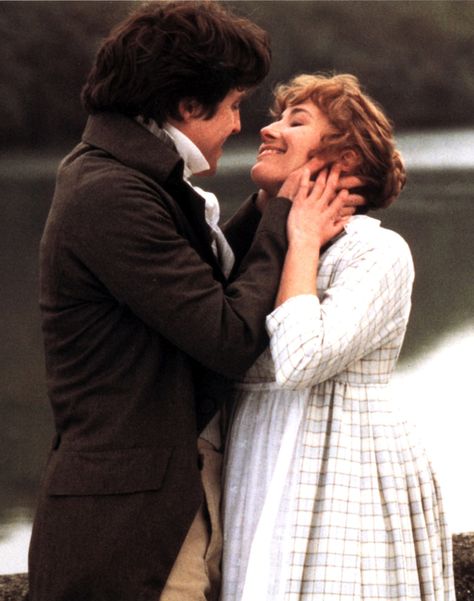 Emma Thompson and Hugh Grant as Elinor Dashwood and Edward Ferrars in Sense and Sensibility (1995). #SenseandSensibility #1995 #EmmaThompson #HughGrant #JaneAusten #classic #movie Hugh Grant Sense And Sensibility, Elinor And Edward, Elinor Dashwood Aesthetic, Sense And Sensibility Art, Sense And Sensibility Aesthetic, Books Aestethic, Edward Ferrars, Elinor Dashwood, Austen Aesthetic