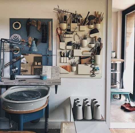 Studio Shed, Art Studio Room, Ceramics Studio, Ceramic Workshop, Art Studio At Home, Clay Studio, Pottery Inspo, Dream Studio, Beakers