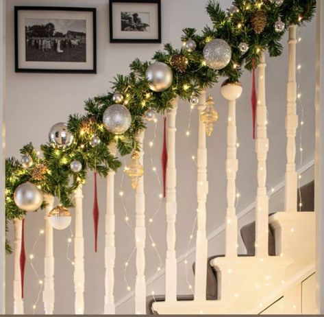 Stairway Decor Ideas, Christmas Banister, Christmas Stairs Decorations, Christmas Staircase Decor, Dollar Store Christmas Decorations, Christmas Stairs, Stairway Decorating, Christmas Staircase, Deco Table Noel