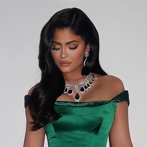 Makeup Looks For Green Dress Formal, Makeup Ideas Emerald Green Dress, Emerald Prom Dress Makeup, Green Dress Kylie Jenner, Formal Makeup For Emerald Green Dress, Emerald Green Dress Kylie Jenner, Red Lip With Green Dress, Makeup That Goes With Emerald Green Dress, Green Emerald Dress Makeup