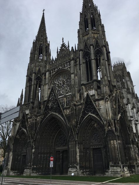 Goth Castle, Goth Architecture, Gothic Buildings, Creepy Houses, Gothic Cathedrals, Cathedral Architecture, Gothic Cathedral, Gothic Church, Fantasy Castle