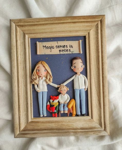 Clay Family Portraits, Refractory Clay, Polymer Clay Decor, Polymer Clay People, Best Friend Family, Family Frame, Clay Decor, Clay People, Family Plaque