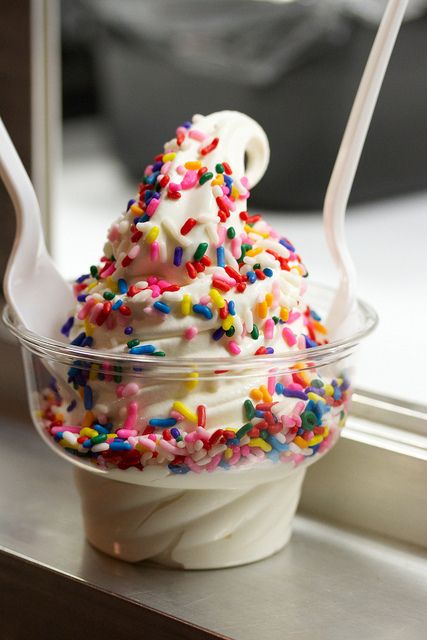 A rainbow sprinkles kinda girl Yummy Ice Cream, Soft Serve Ice Cream, An Ice Cream, Soft Serve, Cute Desserts, Frozen Treats, Sweets Treats, Food Obsession, Frozen Yogurt