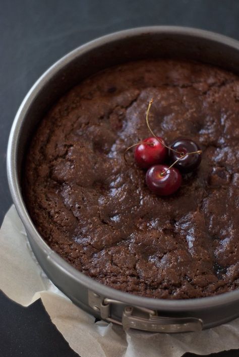 baked vegan cherry chocolate cake Cherry Chocolate Cake, Vegan Chocolate Cake Recipe, Infused Chocolate, Cookie And Kate, Chocolate Cherry Cake, Cherry Chocolate, Cherry Cake, Tasty Foods, Baked Goodies