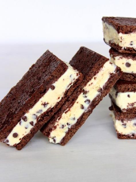 Homemade Ice Cream Sandwiches, Ice Cream Sandwiches Recipe, Ice Cream Sandwich Cake, Ice Cream Bites, Chocolate Chip Ice Cream, Ice Cream Sandwiches, Cream Sandwich, Ice Cream Treats, Ice Cream Cookies