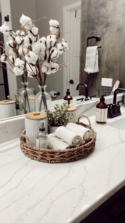 Bathroom Counter Decor Ideas, Bathroom Closet Organization, Dekorere Bad, Bathroom Counter Decor, Bathroom Sink Decor, Sink Decor, Washroom Decor, Guest Bathroom Decor, Restroom Decor