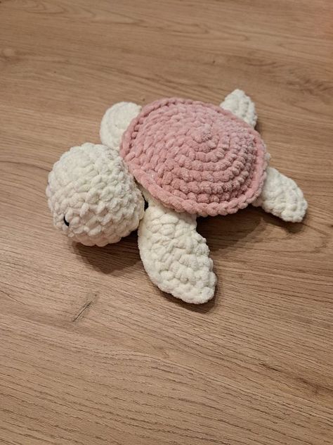 Patrons crochet gratuits en français | Ma toute première tortue 😁 j'adore | Facebook Tallinn Estonia, Kawaii Crochet, Pregnancy Gifts, Rattles, Beautiful Crochet, Cute Crochet, Diy Crochet, Crochet Stitches, Plush Toys