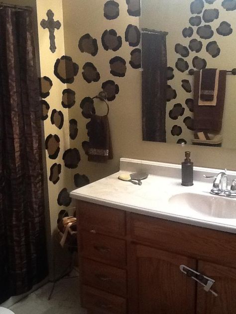 hand painted cheetah spots. Wouldn't this be awesome!? If only our boys would allow this. Cheetah Bathroom Decor, Cheetah Bathroom, Cheetah Print Bathroom, Bathroom Funky, Cheetah Print Wall, Zebra Bathroom Decor, Zebra Print Bathroom, Leopard Bathroom, Leopard Print Bathroom