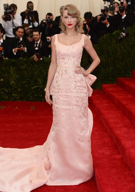 Audrey Hepburn Oscar, Taylor Swift 2014, Taylor Swift Red Carpet, Style Taylor Swift, Gala Themes, Met Gala Dresses, Charles James, Look Rose, Vestidos Color Rosa