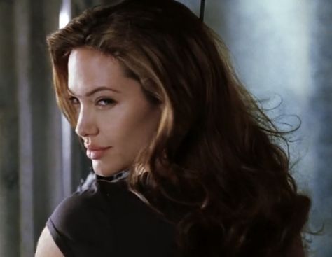 mr. & mrs. smith (2005) angelina jolie screencap movie icon pfp Mrs Smith Angelina Jolie, Angelina Jolie Mr Mrs Smith, Angelina Mrs Smith, Angelina Jolie Aesthetic Icons, Angelina Jolie Side Profile, Actor Pfp, Angelina Jolie Mrs Smith, Angelina Jolie Pfp, Jane Smith Angelina Jolie