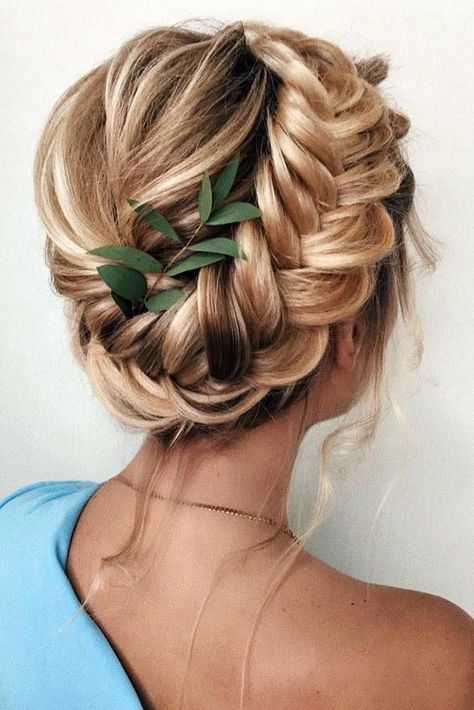 39 Greek Wedding Hairstyles For The Divine Brides ❤️ greek wedding hairstyles on blonde hair braided halo with fresh greenery decor belaya_lyudmila #weddingforward #wedding #bride #greekweddinghairstyles #weddinghair Braided Halo Hairstyle, Braids Blonde, Milkmaid Braid, Greek Wedding, Braided Hairstyles Updo, Penteado Cabelo Curto, Easy Braids, Wedding Updo, Trending Hairstyles