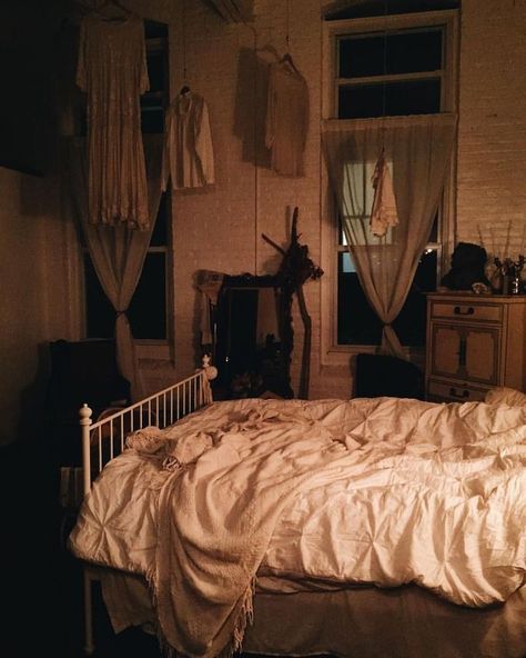 Dirty Apartment Aesthetic, Old Bedroom Aesthetic, Old Room Aesthetic, Old Bedroom Vintage, Witchy Apartment, Dark Academia Bedroom, Witch Bedrooms, Old Bedroom, Academia Bedroom