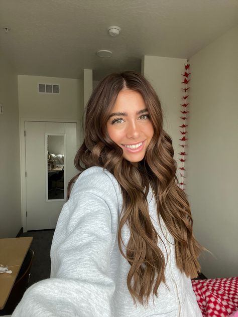 Brown Bayalage Hair, Glossy Brunette, Halle Sandberg, Brown Hair Inspiration, Brown Hair Looks, Brown Hair Inspo, Brunette Hair With Highlights, Curls For Long Hair, Curly Hair Inspiration