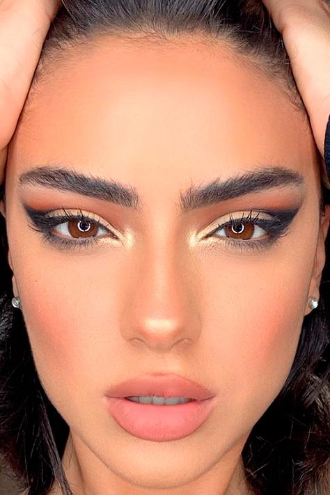 Deep Set Eyes: Perfect Ways Of Defining The Shape - Glaminati Deep Set Eyes Makeup, Burlesque Makeup, Eyes Makeup Looks, Powder Eyeliner, New Makeup Ideas, Powdered Eyeliner, Eye Highlighter, Deep Set Eyes, Apply Eyeshadow