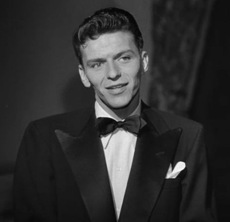 Young Frank Sinatra, Frank Sinatra Quotes, Young Sinatra, Gregory Peck Movies, Nat King Cole, Hollywood Men, Dean Martin, Frank Sinatra, Old Hollywood Glamour