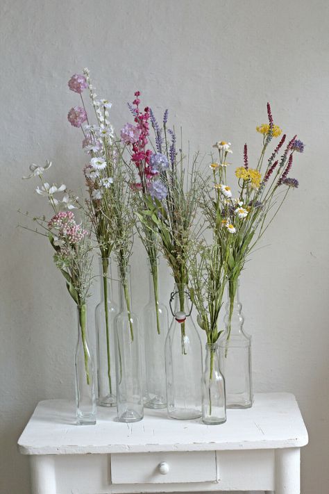 Wildflower Centerpieces, Wildflower Wedding Theme, May Weddings, Wildflower Wedding, Deco Floral, Wedding Mood, Wedding Themes, Spring Wedding, Wedding Centerpieces