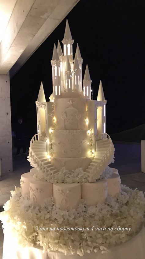 Sleeping Beauty Wedding Cake, Giant Wedding Cake, Fairytale Quince, Wedding Cake Ideas Elegant, Castle Wedding Cake, Sleeping Beauty Wedding, Quince Cake, Fairy Tail Wedding, Disney Cases