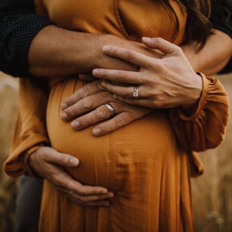 Vom Avea Un Copil, Fall Maternity Photos, Maternity Photography Poses Outdoors, Outdoor Maternity Photos, Maternity Photography Poses Couple, Pregnancy Photos Couples, Maternity Photography Poses Pregnancy Pics, Maternity Photography Outdoors, Couple Pregnancy Photoshoot