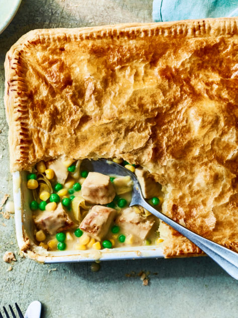 This cheat’s take on a classic uses a pastry sheet for some instant pie magic. An easy treat to start the week. Aga Cooking, Pastries Savory, Dinner Pie, Turkey Bacon Recipes, Puff Pastry Pie, Chicken Fillet Recipes, Fillet Recipes, Bacon Pie, Chicken Pie Recipe