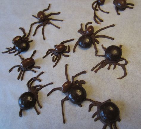 Chocolate Spiders Recipe, Spider Candy Ideas, Edible Spiders For Halloween, Spider Treats For Halloween, Spider Recipe, Edible Spider Web, Edible Spiders, Spider Desserts, Halloween Munchies