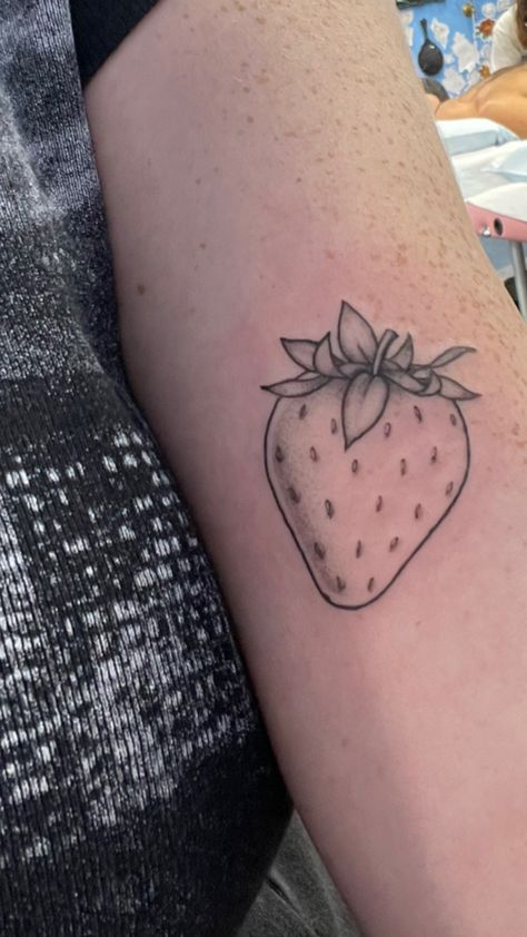 Strawberry Tattoo Simple, Strawberry Tattoo Minimalist, Strawberry Tattoos, Fruit Tattoos, Pinapple Tattoos, Artists Instagram, Strawberry Tattoo, Pig Tattoo, Stick Poke Tattoo