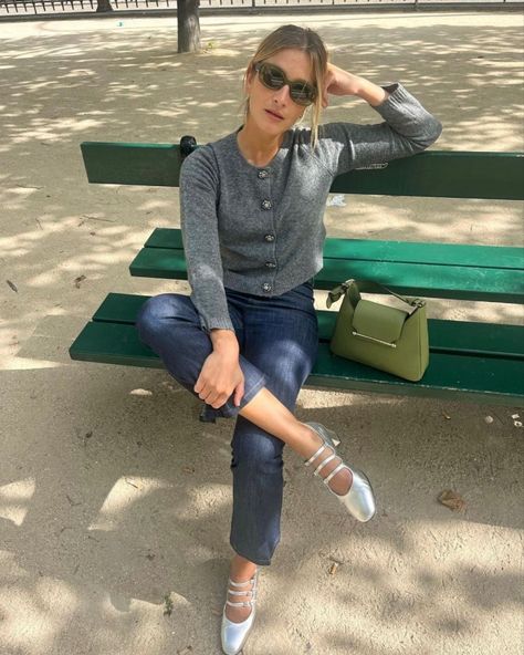 #Kina #Silver #fall #heels #carelgirls #carelparis #babies #maryjanes #paris #60s #vintagelook #frenchstyle #parisianstyle #outfits #frenchgirl #trendyoutfits #aesthetic #fashioninspo #fashion Silver Shoe Outfits, Silver Sneakers Outfit 2024, Silver Shoes Outfit 2024, Silver Handbag Outfit, Silver Mary Jane Shoes Outfit, Silver Mary Janes Outfit, Mary Janes Outfit Jeans, Silver Sneakers Outfit, Silver Shoes Outfit