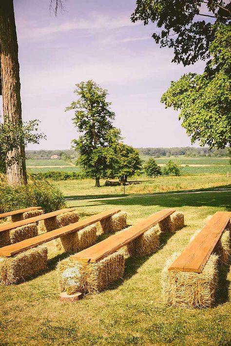 Perfect Rustic Wedding Ideas ❤ See more: http://www.weddingforward.com/rustic-wedding-ideas/ #weddings Unique Rustic Wedding, Hiasan Perkahwinan, Majlis Perkahwinan, Rustic Backyard, Rustic Wedding Decorations, Ceremony Seating, Hay Bales, Wedding Forward, Rustic Country Wedding