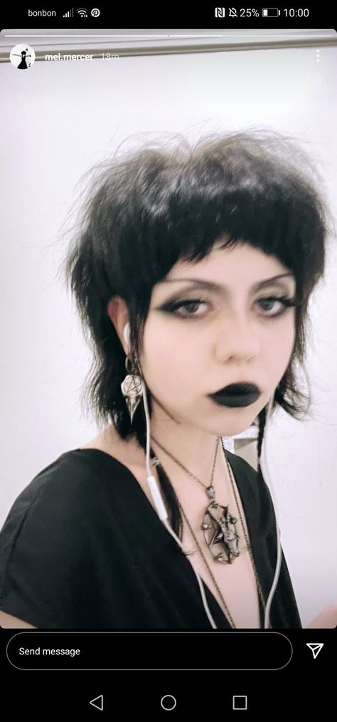 Alternative Hair Round Face, Edgy Mullet Women, Gothic Hairstyles Short, Short Layered Shaggy Haircuts, Vampy Hair, Goth Pixie Cut, Alternative Hair Short, Short Goth Hair, Goth Mullet