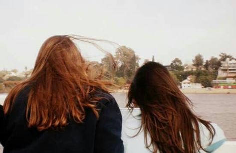 Brunette And Red Hair Friends, Red Hair And Brunette Friends, Brunette And Redhead Best Friends, Ginger Friends Aesthetic, Redhead And Brunette Friends Aesthetic, Elmax Aesthetic, Ginger And Brunette Friends Aesthetic, Redhead Friends, Redhead Sisters