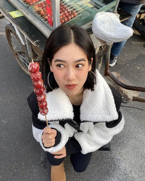 yuyu sai on Instagram: "winters in beijing cold but sweet❣️" Osaka Winter, Kyoto Winter, Shanghai Aesthetic, Japan Moodboard, Tokyo Winter, Korea Winter, Tokyo Photos, Japan Outfits, Japan Winter