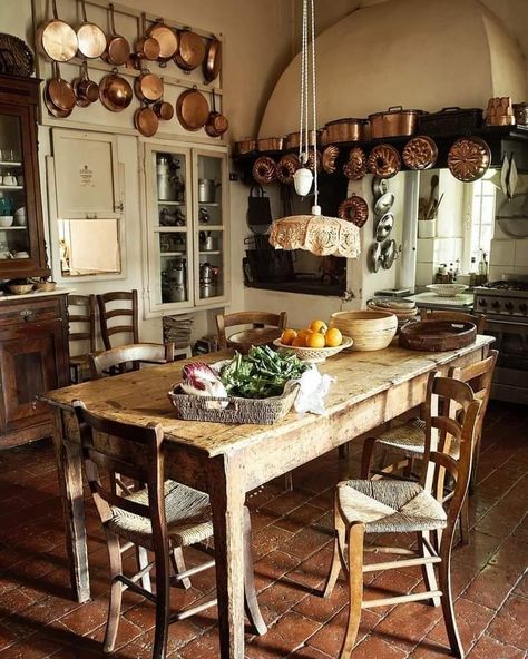 Italian Country House, English Country Cottage, Casa Country, French Country Living Room, Tuscan Villa, Cottage Interior, Cottage Kitchens, Budget Friendly Decor, Cottage Interiors