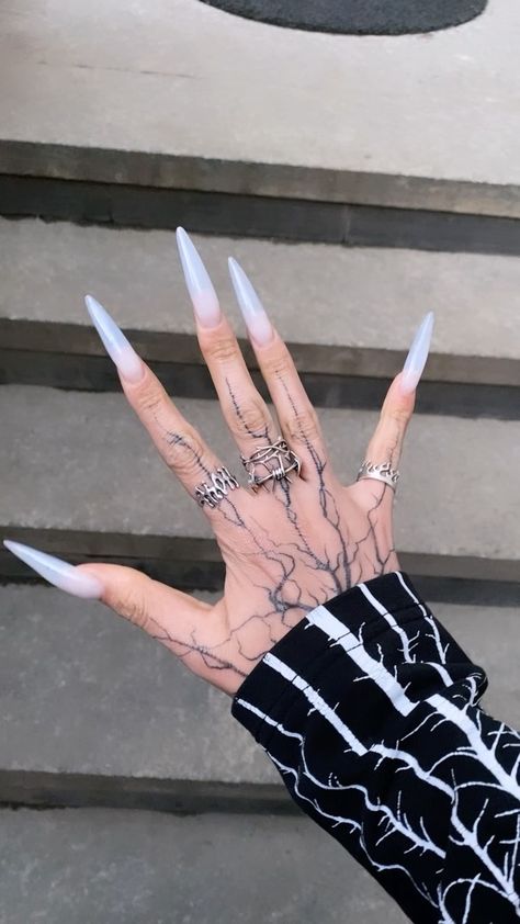 Tattoo 2024, Sharp Nails, Goth Nails, Glow Nails, Nail Tattoo, Dark Nails, Dark Beauty, Stiletto Nails, Goth Fashion