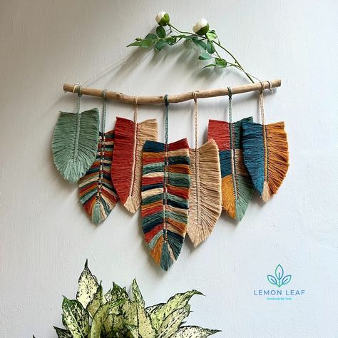 Creative Weaving, Macrame Feather Wall Hanging, Feather Wall Hanging, Style Marocain, Boho Painting, Wall Hanging Macrame, Bohemian Wall Decor, Feather Wall, Boho Wall Hanging