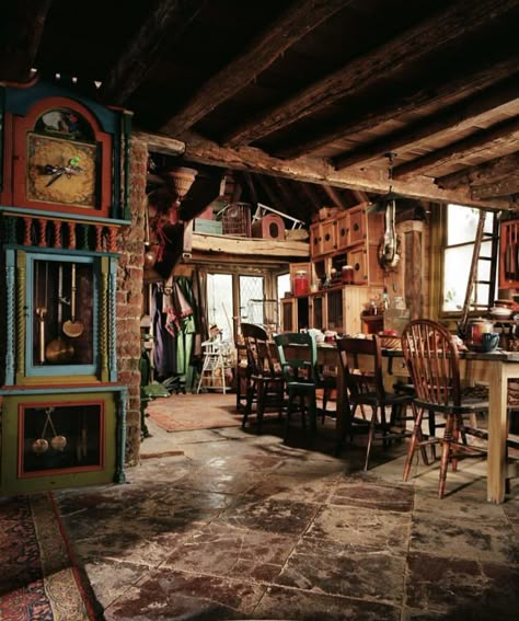 Harry Potter Burrow Aesthetic, Weasley House Interior, Weasly Home, Weasleys House Aesthetic, The Burrow Aesthetic Bedroom, The Burrow Inspired Home, Weasley Inspired Home, Weasley Aesthetic Home, The Burrow Interior