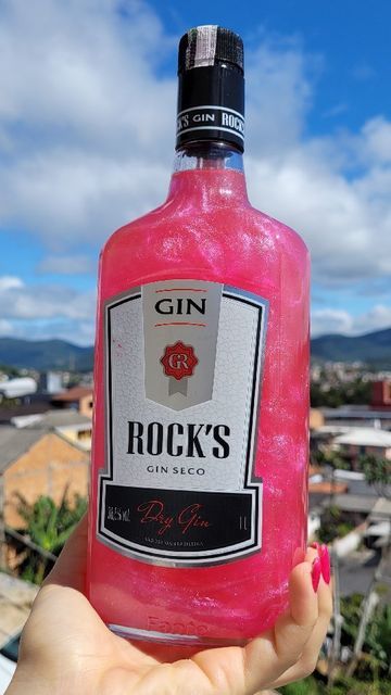 Gin Bebida, Drink Rosa, Festa Pink Party, Festa All Pink, Gin Rosa, Gin Drinks, Cute Gift Boxes, Dry Gin, Tito's Vodka Bottle